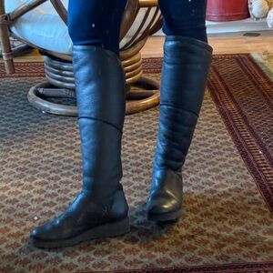 UGG Boots: Black, Size 8.5. Soft leather outer, Sherpa jnner.